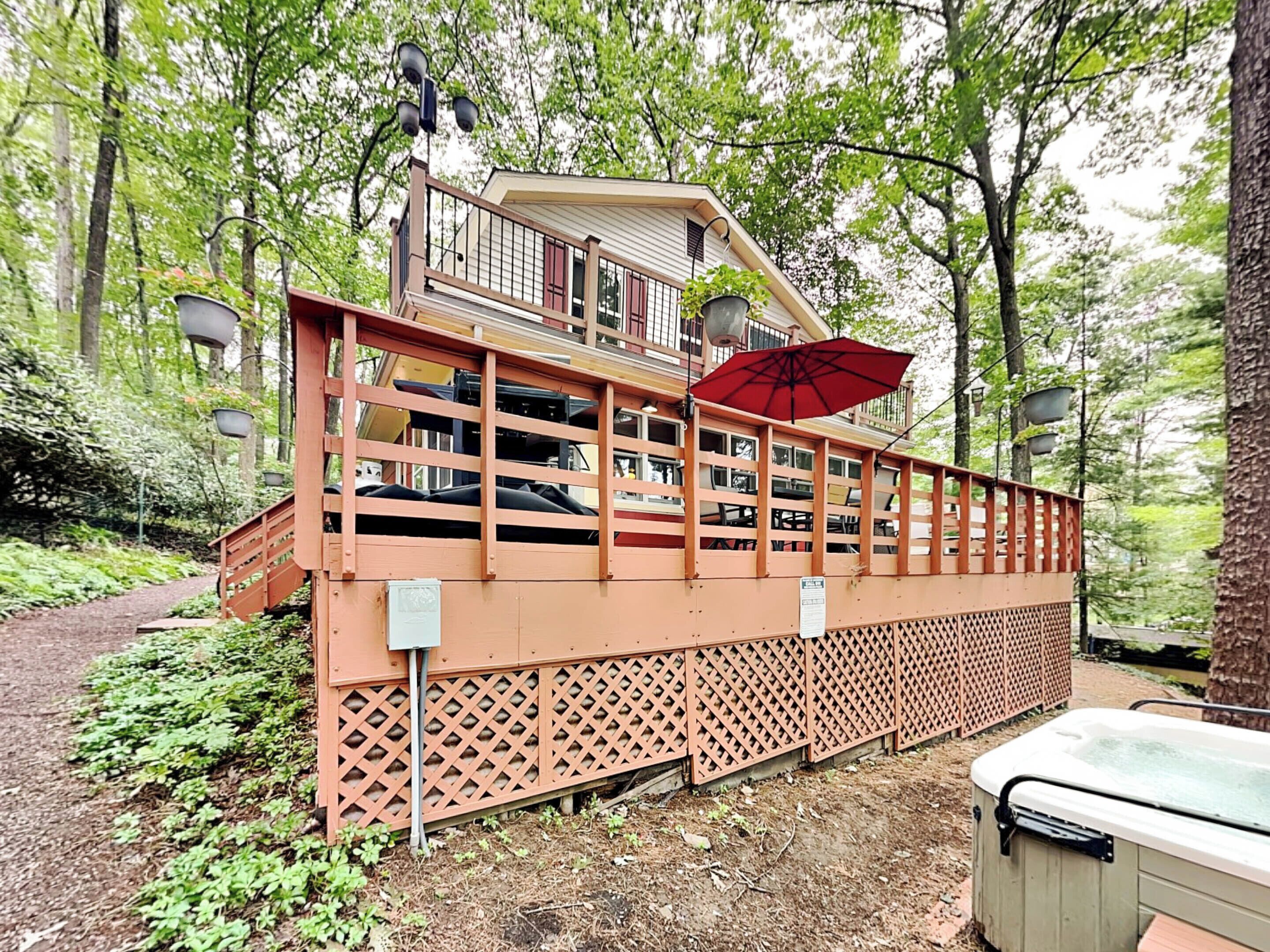 Arbutus Trail | Hot Tub + Great Outdoor Space