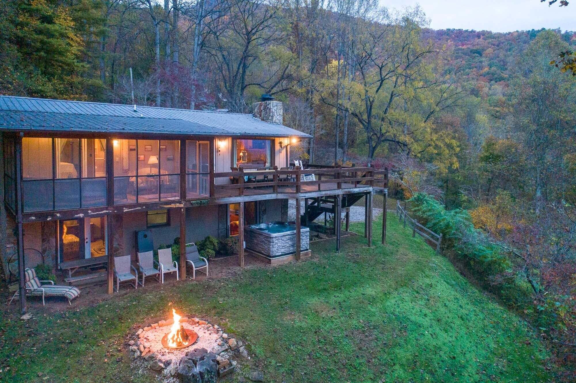 Tree Tops - Comfy Home w/Long Range Mountain Views - Hot Tub! Fire Pit! Great Location!