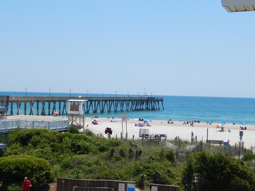 4 bedroom just steps to the beach, pier, and everything else!