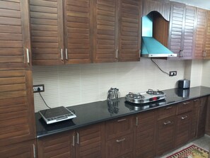 Køleskab, mikrobølgeovn, kogeplade, elkedel