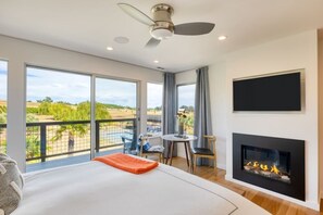 4 bedrooms, desk, iron/ironing board, free WiFi - Private Sonoma Vineyard Estate: Modern Villa + Pool 10 Acre Winery Property (Sonoma)