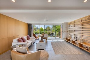 Smart TV, chimenea, tenis de mesa y libros 