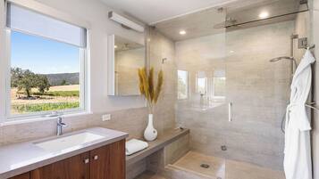Combined shower/bathtub, hair dryer, heated floors, towels