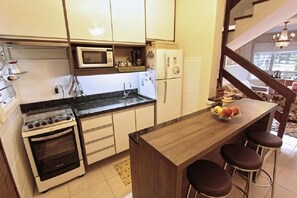 Apartamento | Cozinha privada | Geladeira, micro-ondas, fogão, chaleira elétrica