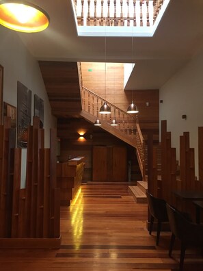 A wooden interior with a staircase leading to a skylight. - Hotel Baquedano Boulevard (Iquique)