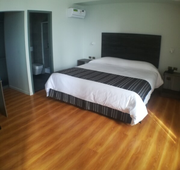 Camera doppia, 1 letto matrimoniale, bagno privato | Una scrivania, Wi-Fi gratuito