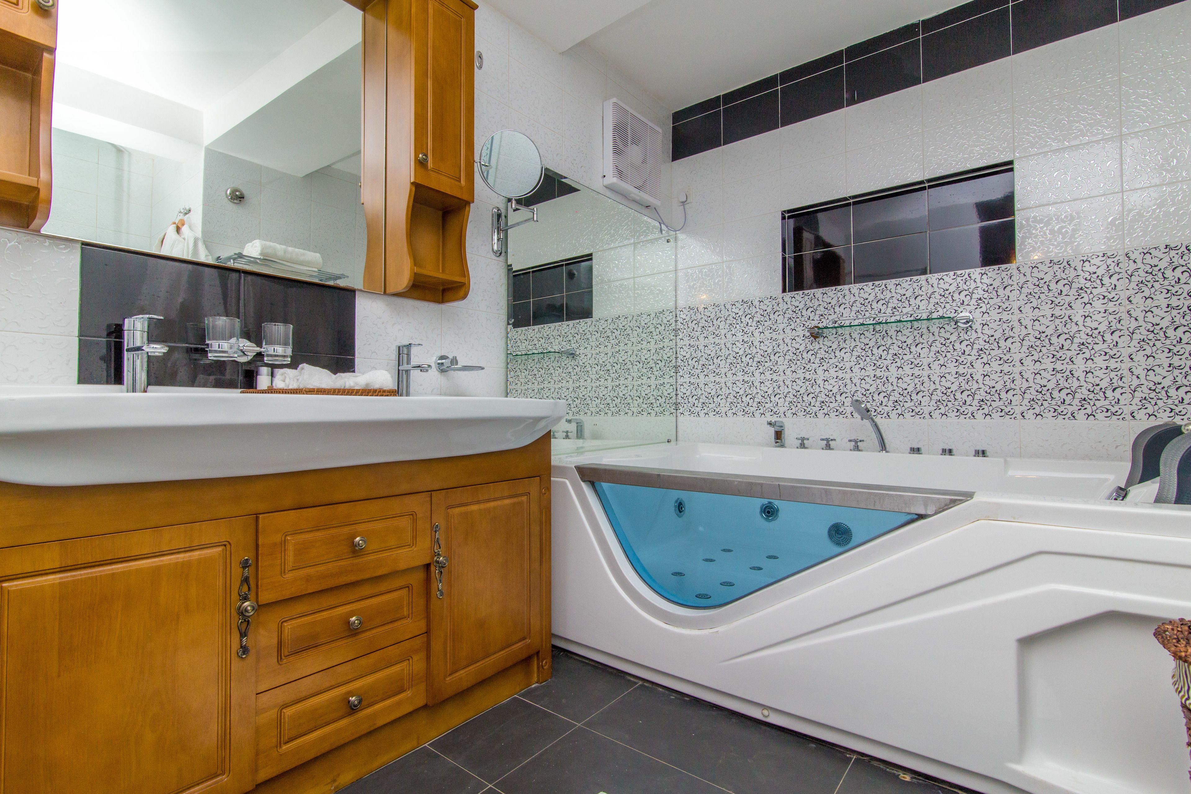 double room | jetted bathtub