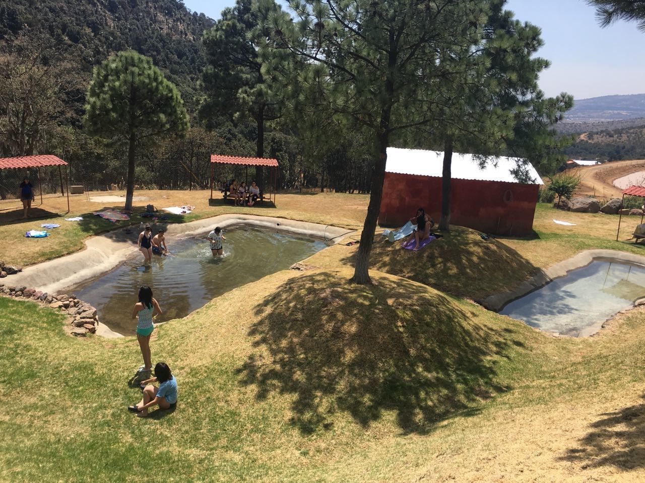 Alberca techada y alberca al aire libre