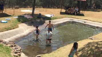 Alberca techada y alberca al aire libre