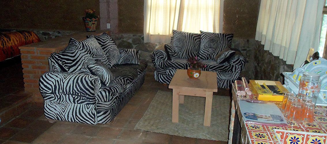 Suite, varias camas | Área de sala de estar