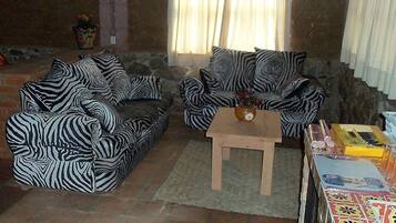 Suite, varias camas | Área de sala de estar