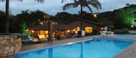 Inomhuspool och 4 utomhuspooler