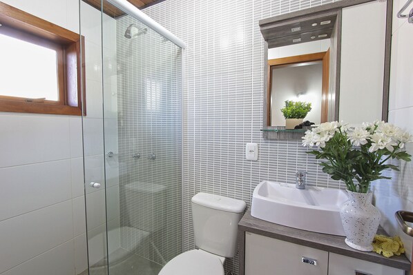Apartment | Bathroom | Shower, free toiletries, towels