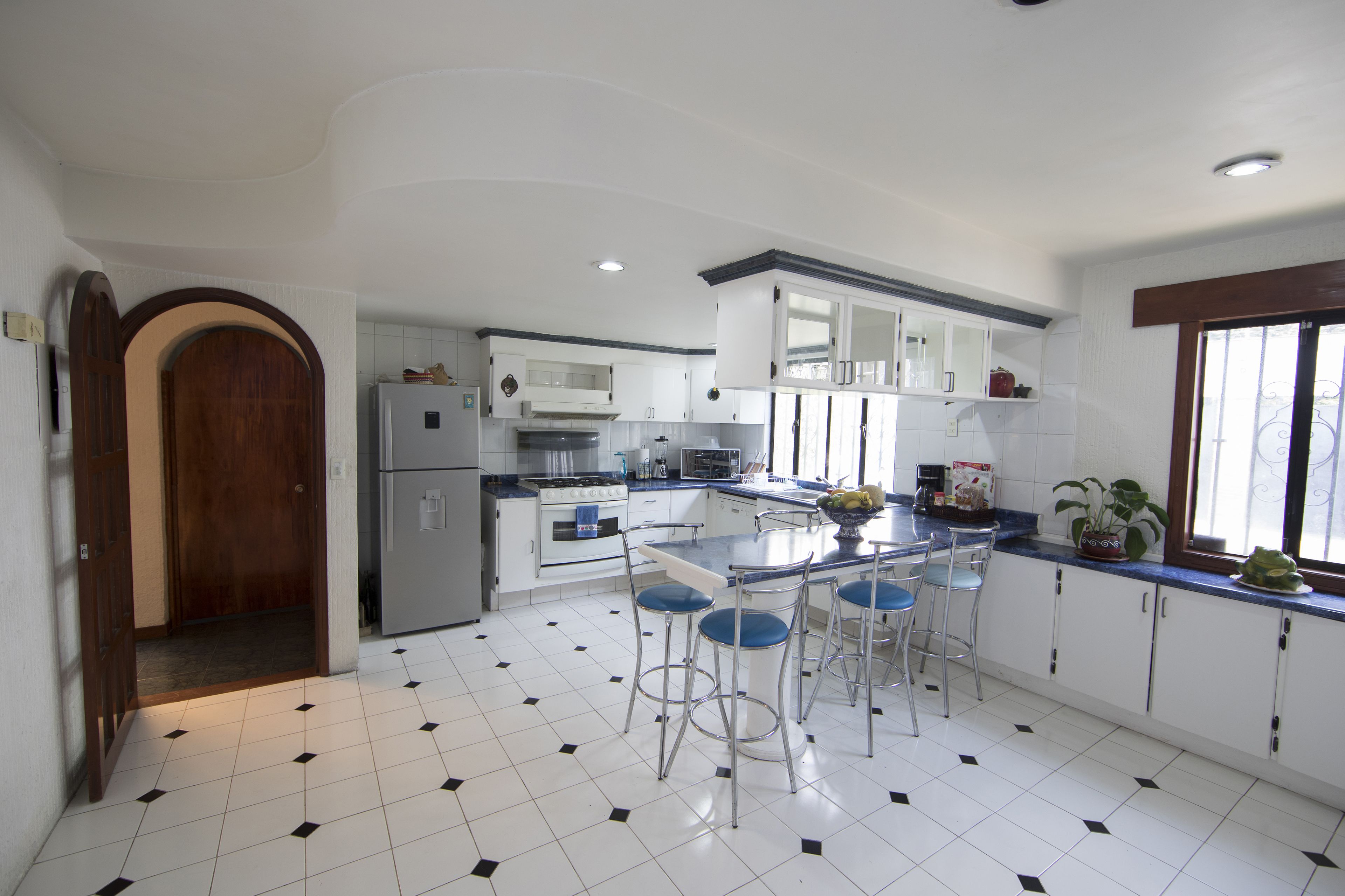 Full-size fridge, microwave, oven, stovetop