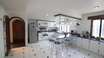 Full-size fridge, microwave, oven, stovetop