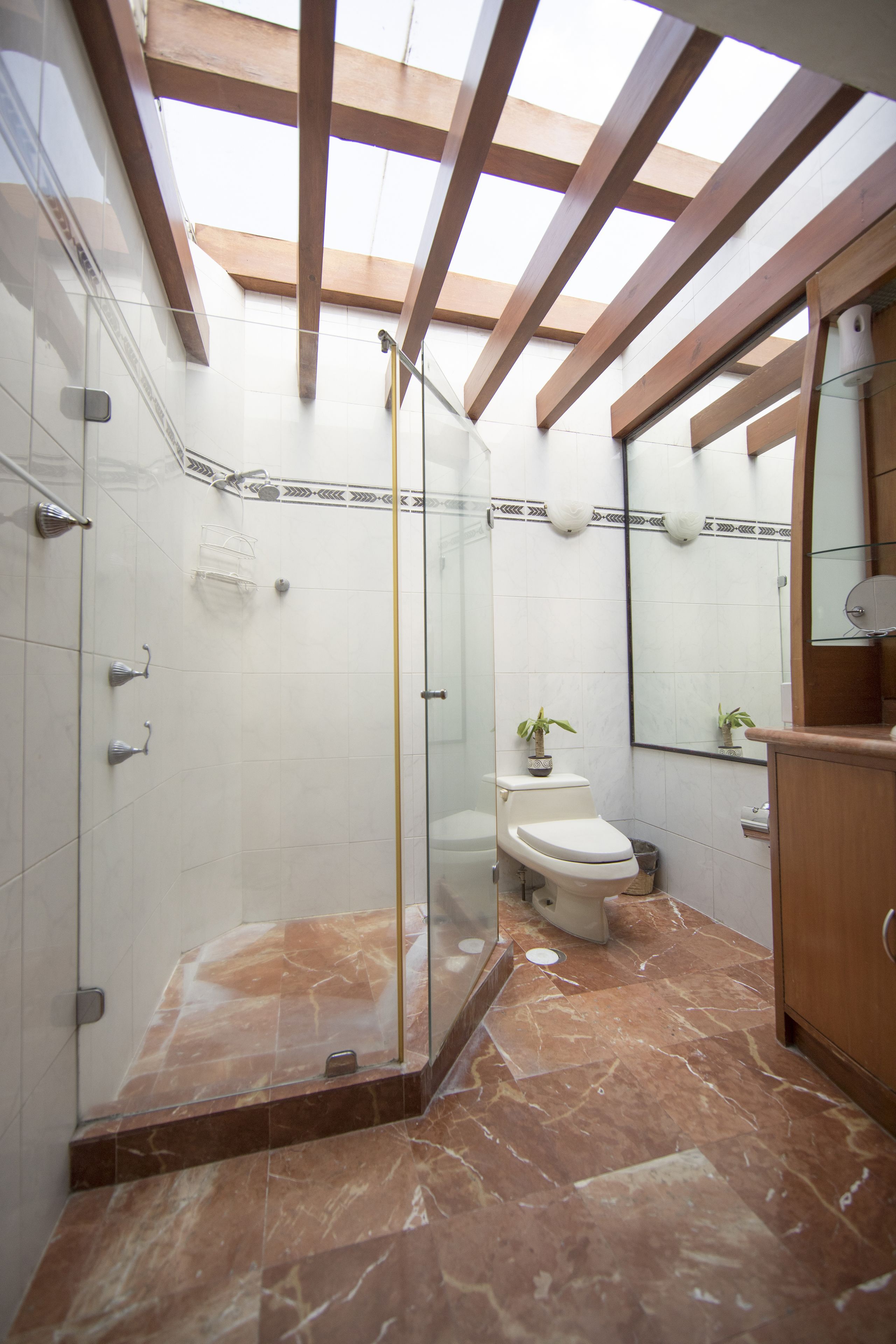 Suite, varias camas | Regadera en el baño