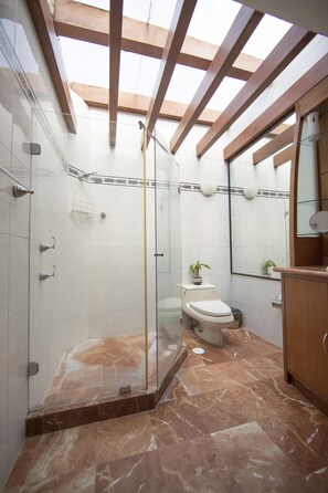 Suite, Meerdere bedden | Badkamer met douche