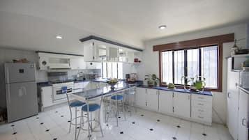 Full-size fridge, microwave, oven, stovetop