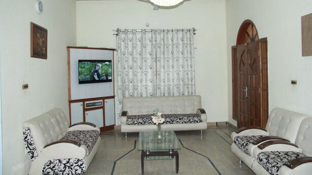 Lobby - Luxury House (Karachi)