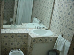 Deep soaking tub, free toiletries, towels - Hôtel Chelia (Batna)
