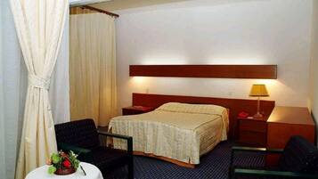 Escrivaninha, cortinas blackout, Wi-Fi de cortesia, roupa de cama