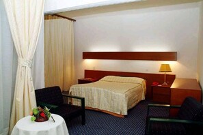 Skrivebord, blendingsgardiner, wi-fi (inkludert) og sengetøy