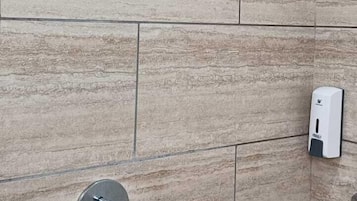 Basic Room | Bathroom | Shower, free toiletries, slippers, towels