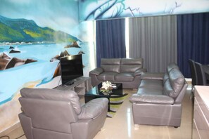 Executive Duplex, 1 King Bed | Living area