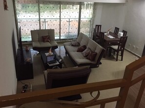 Appartement Affaires, 1 très grand lit | Salle de séjour
