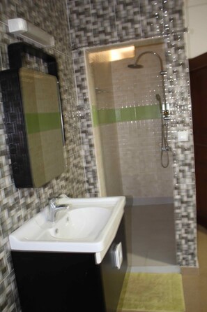 Executive Duplex, 1 King Bed | Bathroom | Shower, rainfall showerhead, free toiletries, towels - Residence HEMaG (Abidjan)