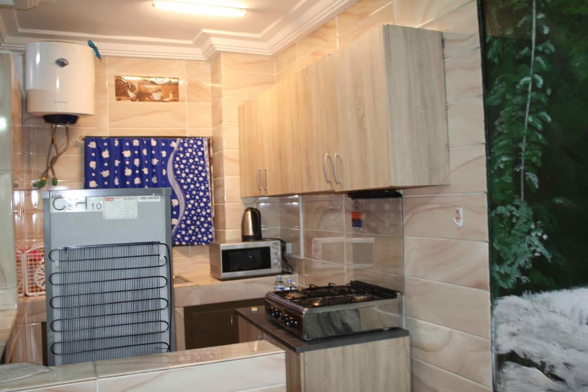 Refrigerador con freezer, microondas, utensilios de cocina