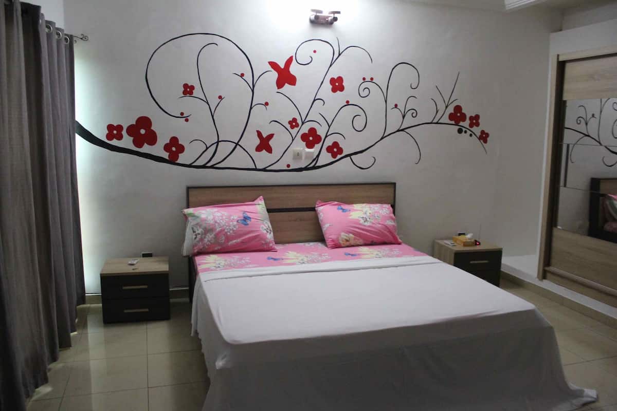 1 habitación, ropa de cama de alta calidad y escritorio