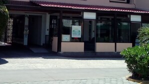 A building with a sign reading "EDIFICIO BRISAS DEL CARIBE". - Brisas del Caribe Suite (Playa del Carmen)
