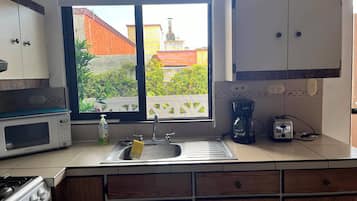 Classic Single Room, 1 Bedroom | Private kitchen | Fridge, microwave, oven, stovetop