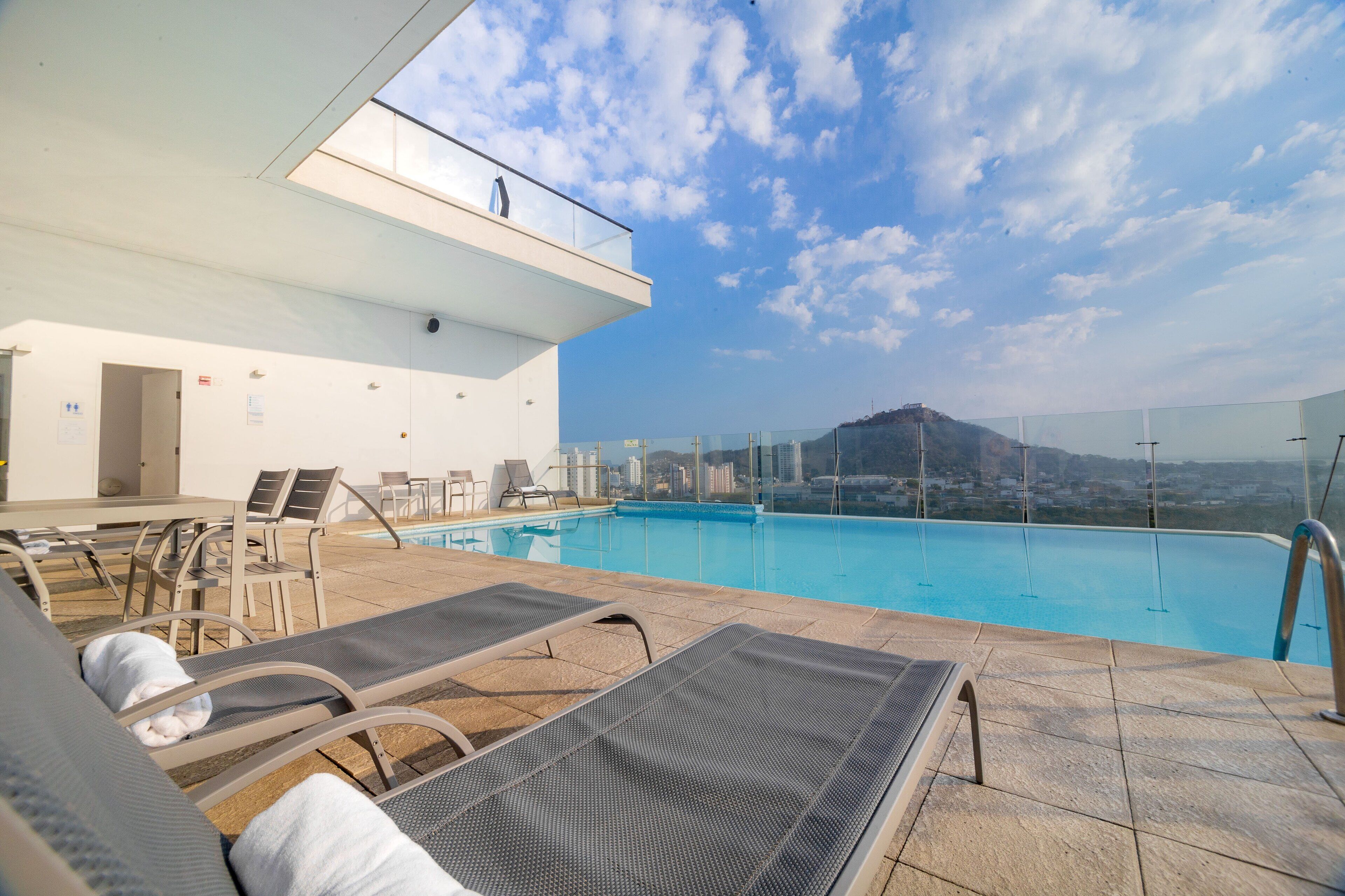 Utendørsbasseng og solsenger