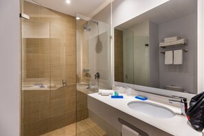 Shower, rainfall showerhead, free toiletries, hair dryer - Holiday Inn Express Cartagena Manga by IHG (Cartagena)
