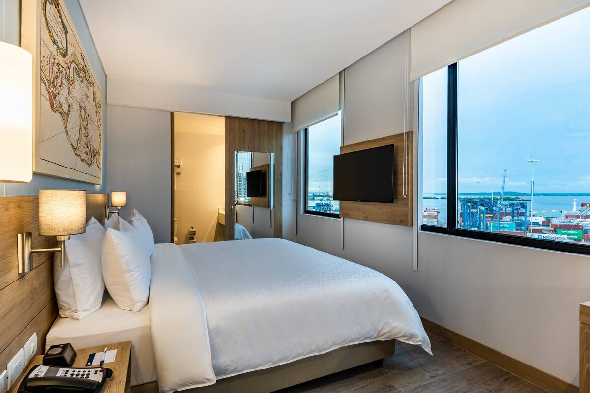 ห้องสแตนดาร์ด, เตียงคิงไซส์ 1 เตียง (High Floor) | เครื่องนอนระดับพรีเมียม, ผ้านวมขนเป็ด, เตียงพร้อมฟูกเสริมที่นอน