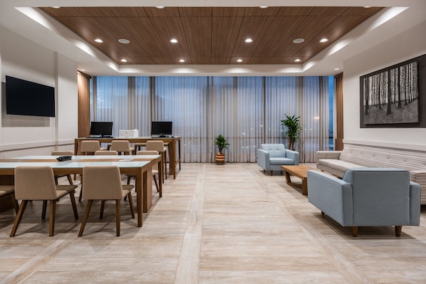 A modern conference room with a long table, chairs, a sofa, and a TV. - Holiday Inn Express Cartagena Manga by IHG (Cartagena)