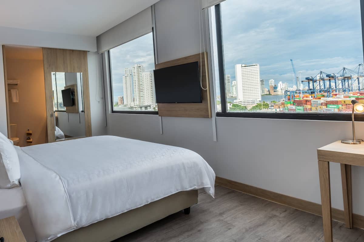 ห้องสแตนดาร์ด, เตียงคิงไซส์ 1 เตียง, วิวเมือง | เครื่องนอนระดับพรีเมียม, ผ้านวมขนเป็ด, เตียงพร้อมฟูกเสริมที่นอน