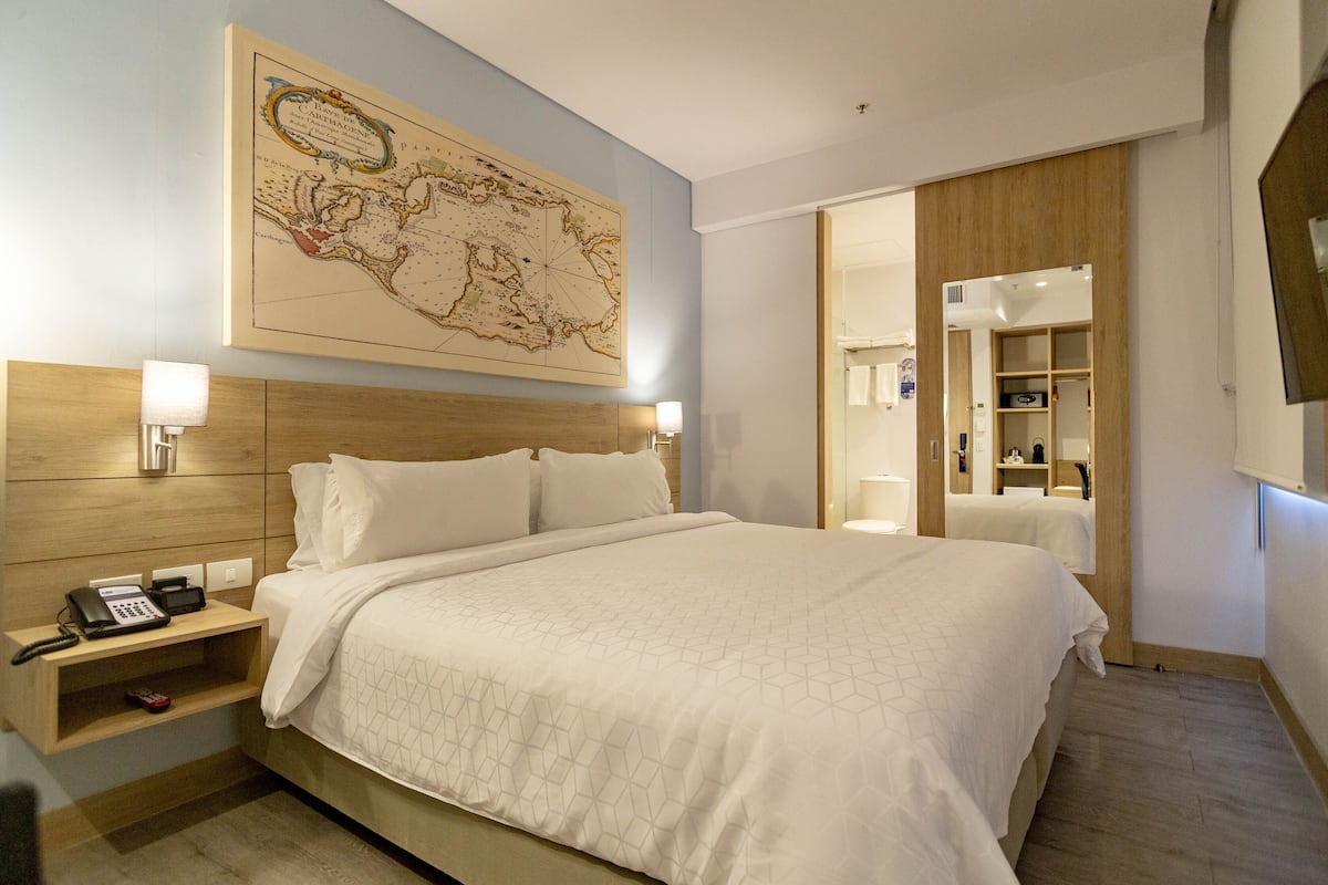 Standard Room, 1 King Bed | Premium bedding, down comforters, pillowtop beds, in-room safe