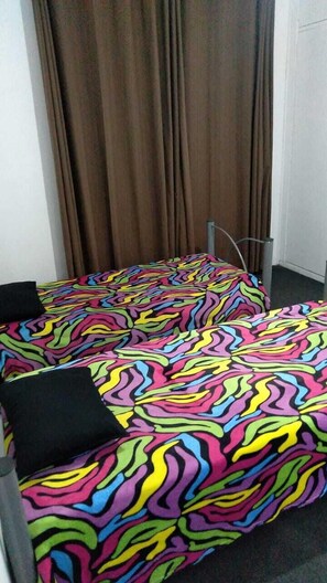 Hypo-allergenic bedding, memory-foam beds, individually decorated - Residencia Hostel (São Paulo)