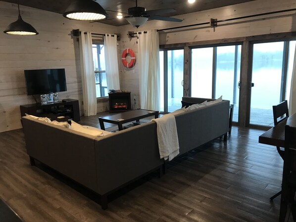 Télévision, cheminée, lecteur de DVD, livres