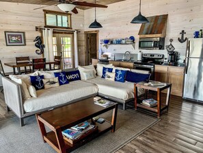 Televisio, takka, DVD-soitin, kirjoja