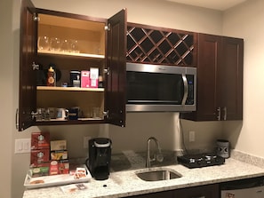 ثلاجة، ميكروويف، موقد طهي مسطح، ماكينة لصنع القهوة/الشاي