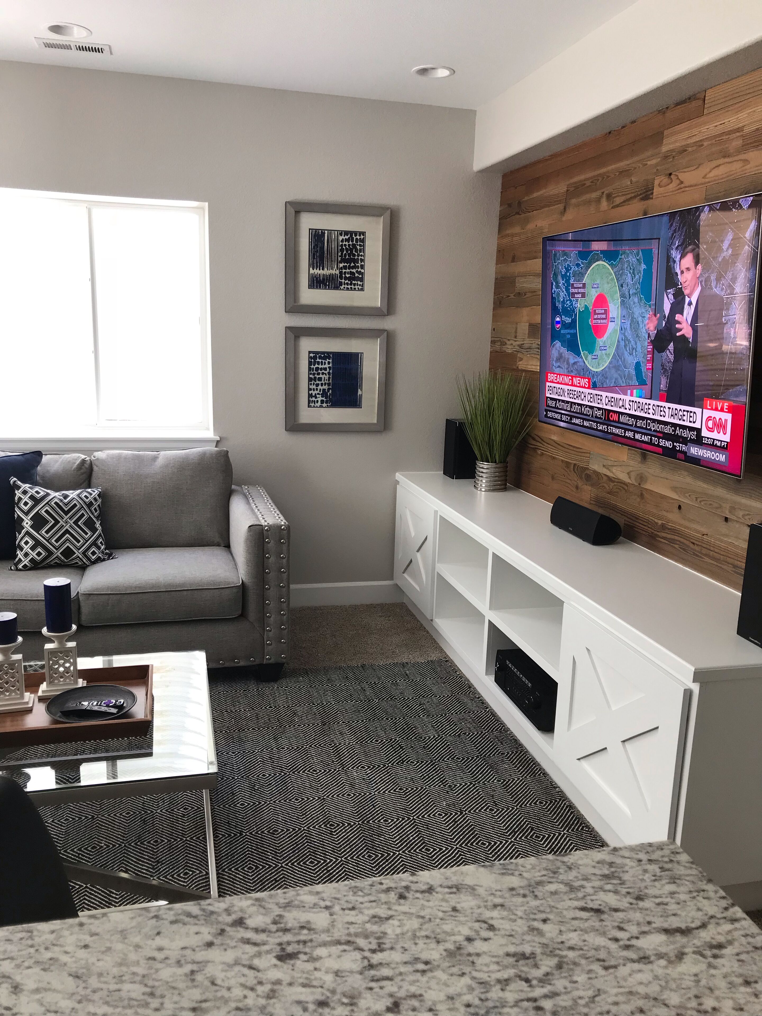 Télévision, lecteur de DVD, livres, chaîne hi-fi