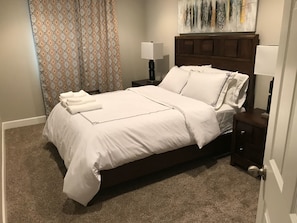 2 عدّة غرف نوم ومكواة/لوح كي وواي فاي مجانًا وملاءات أسرّة