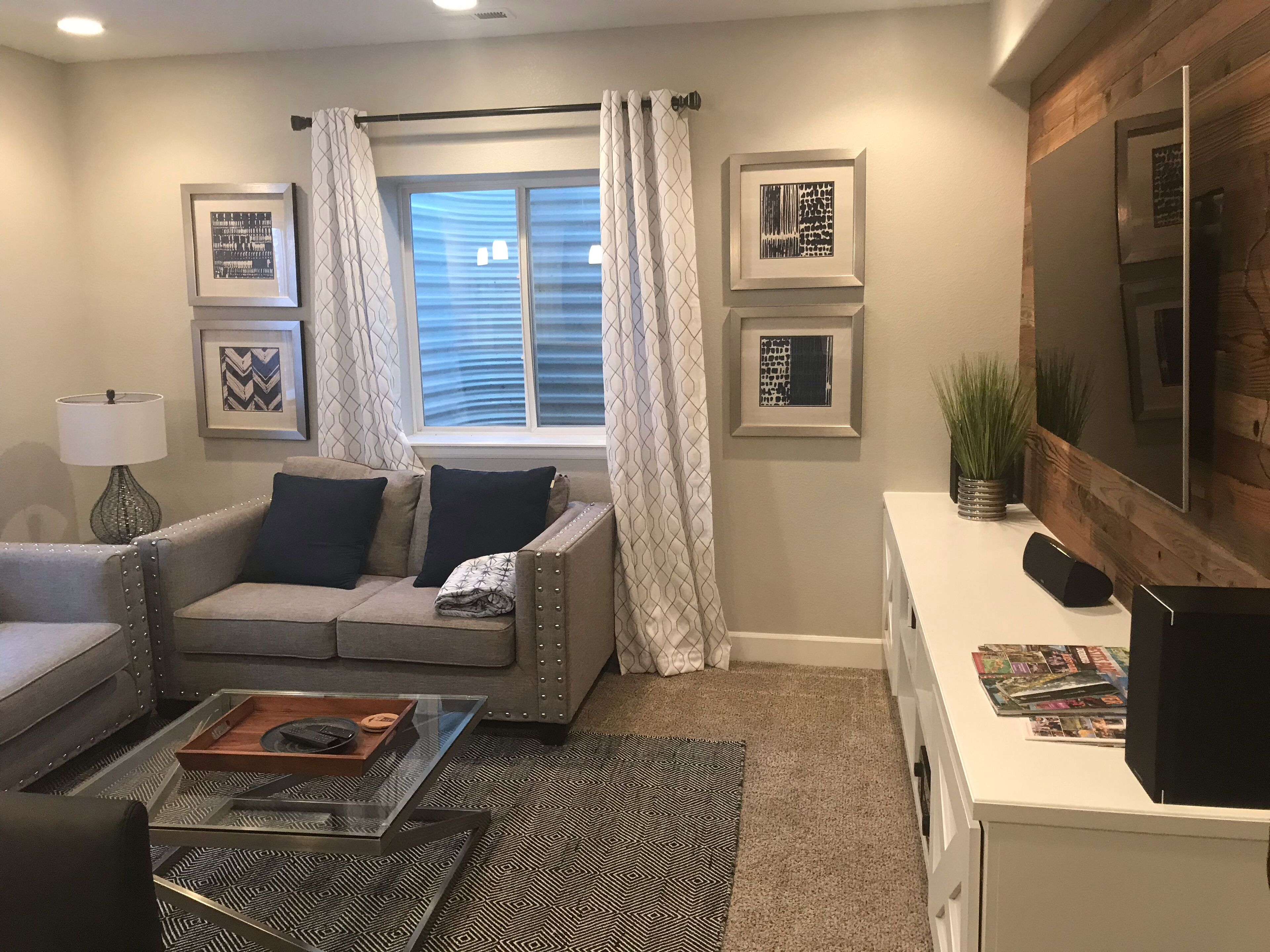 تلفزيون، مشغل دي في دي، كُتُب، ستيريو