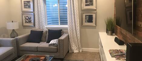 Téléviseur, lecteur de DVD, livres, chaßne audio