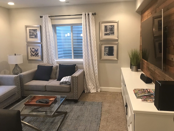 تلفزيون، مشغل دي في دي، كُتُب، ستيريو