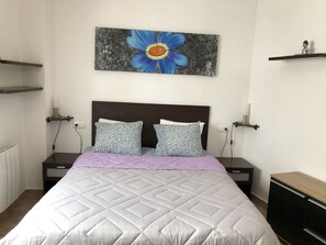 2 slaapkamers, een strijkplank/strijkijzer, internet, beddengoed